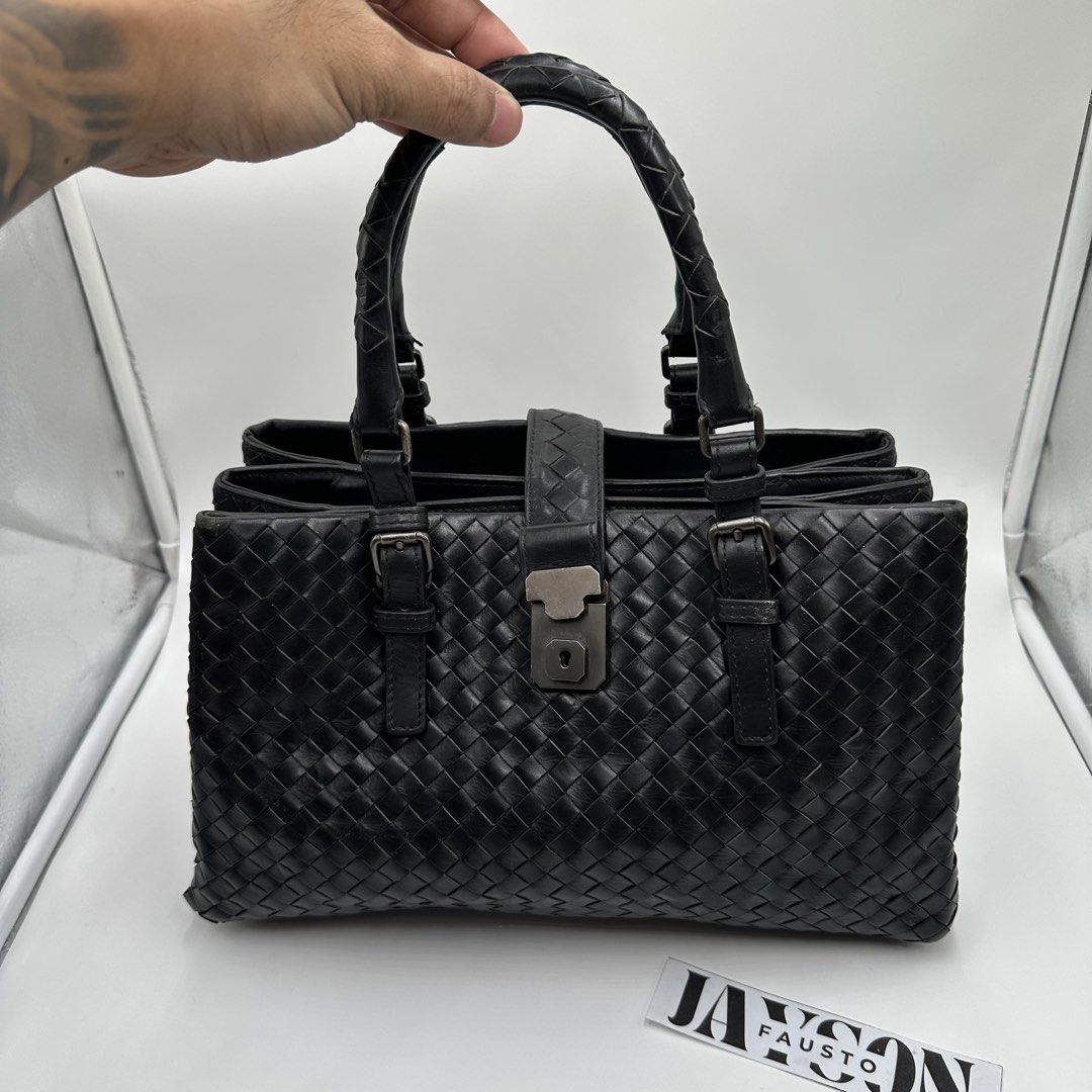 Bottega Veneta handbag (Category: Luxury Bags & Wallets) located in Talavera. Submitted by puppyinsane (Listing ID 1453764197, Image 3). Description: Authentic bottega veneta bag Issue: missing lang po sling nya the rest sariwa ba po okay na okay pa pwedi handbag or kili-kili bag No other issue .
