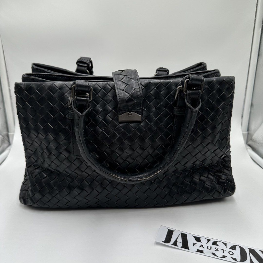 Bottega Veneta handbag (Category: Luxury Bags & Wallets) located in Talavera. Submitted by puppyinsane (Listing ID 1453764197, Image 2). Description: Authentic bottega veneta bag Issue: missing lang po sling nya the rest sariwa ba po okay na okay pa pwedi handbag or kili-kili bag No other issue .