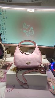 (Category: ) located in . Submitted by arkiascloset (Listing ID 1453723672, Image 1). Description: .