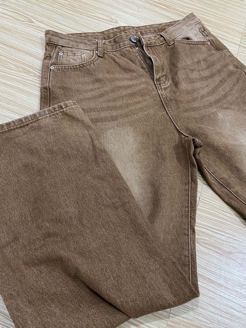 Brown Baggy Jeans (Category: Jeans) located in Manila. Submitted by dropndrip (Listing ID 1453779126, Image 2). Description: -Waist 31-32 - Length 40 -Thigh 12 -Hem -9 -good as new -10/10 condi.