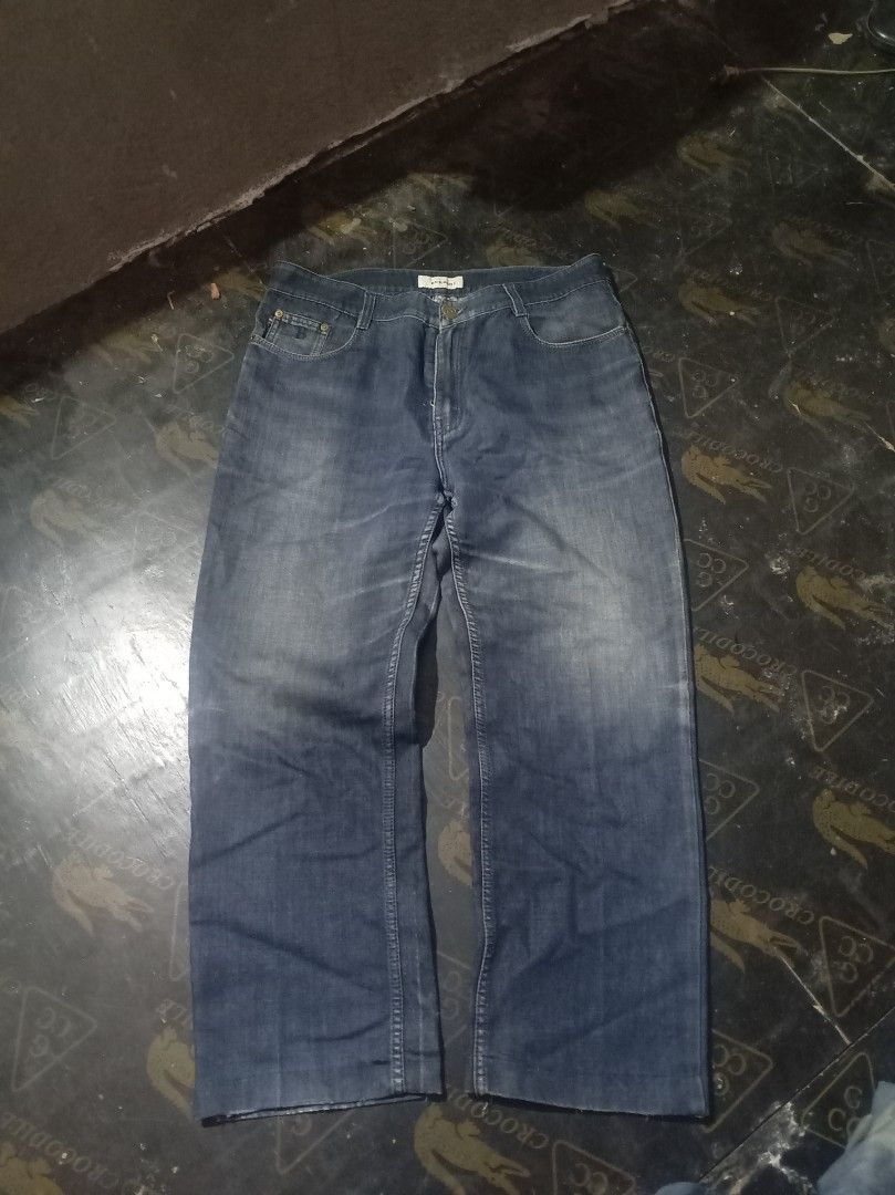Burberry Denim Jeans Size 36 (Category: Jeans) located in Manila. Submitted by trhiftychong (Listing ID 1453763793, Image 1). Description: - Authentic Burberry Jeans - Dark Wash Denim - Button Fly with YKK Zipper - Size: 36 - Fit: Classic - Ideal for Everyday Wear - Please check photos for detailed condition.