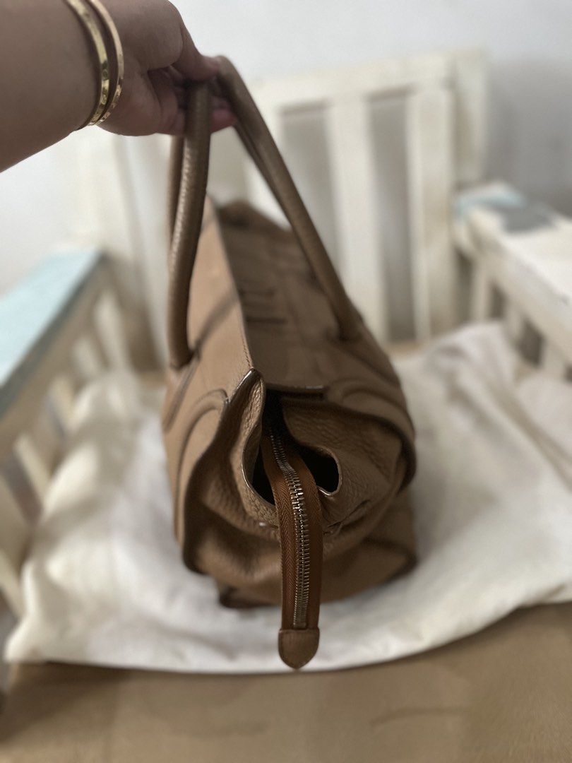 Celine Luggage tote (Category: Luxury Bags & Wallets) located in Pasig City. Submitted by lexiabbyspreloveditems (Listing ID 1453664685, Image 3). Description: Office bag? Neutral? Clean and yet elegant? This is what I recommend! Beige moment kind of thing. 🤎 Brand: Celine Style: Luggage Tote Material: Calfskin Leather Color: Beige / Souris (resembling a mouse grey/beige).