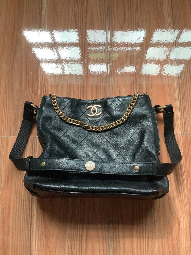 Chanel Quilted Leather Hobo 2 Way Bag (Category: Luxury Bags & Wallets) located in Canaman. Submitted by stayhypethrifted (Listing ID 1453645352, Image 1). Description: .