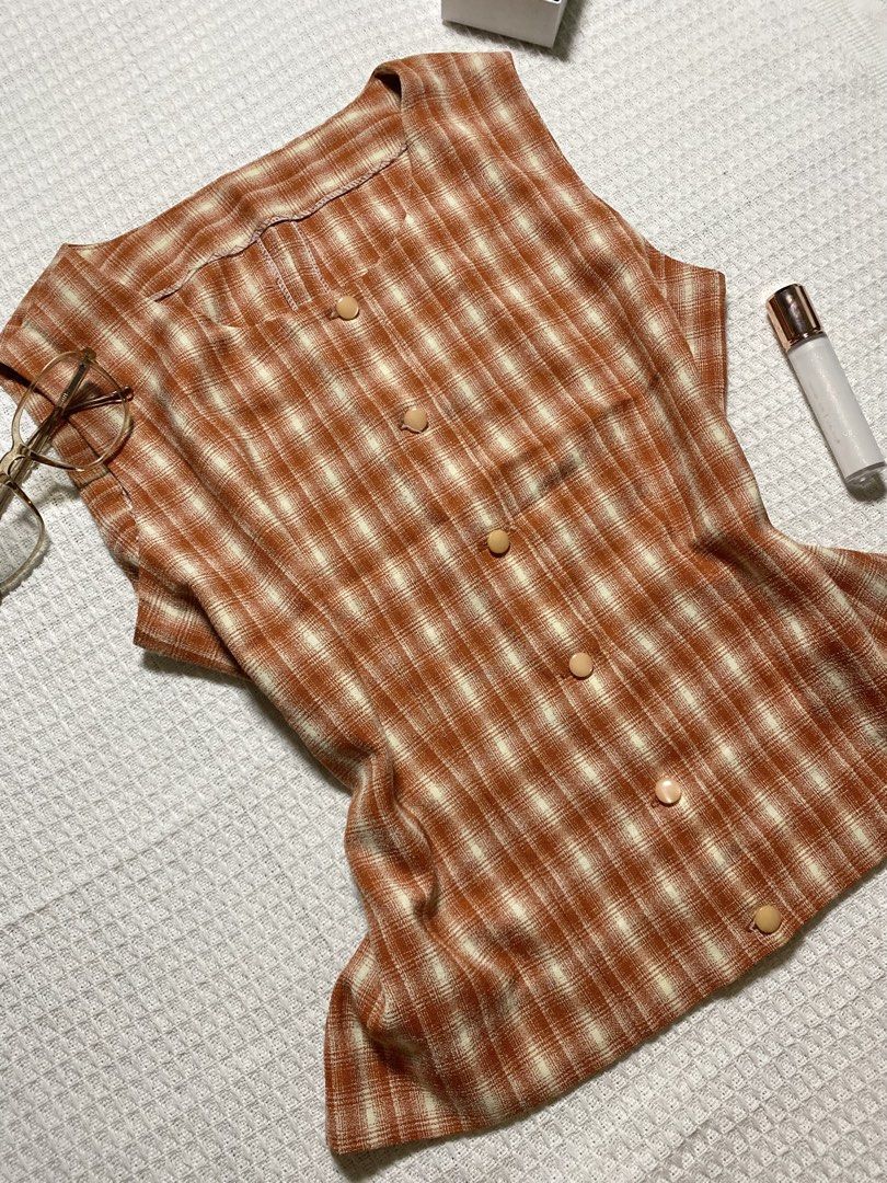 plaid / checkered button down tank top (Category: Sleeveless) located in Las Pinas. Submitted by daintieloom (Listing ID 1453789511, Image 2). Description: s-m no issue complete buttons.