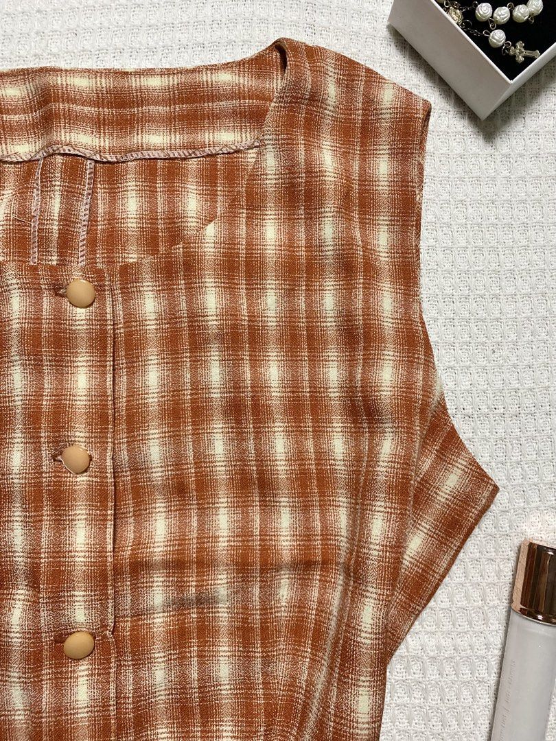 plaid / checkered button down tank top (Category: Sleeveless) located in Las Pinas. Submitted by daintieloom (Listing ID 1453789511, Image 3). Description: s-m no issue complete buttons.