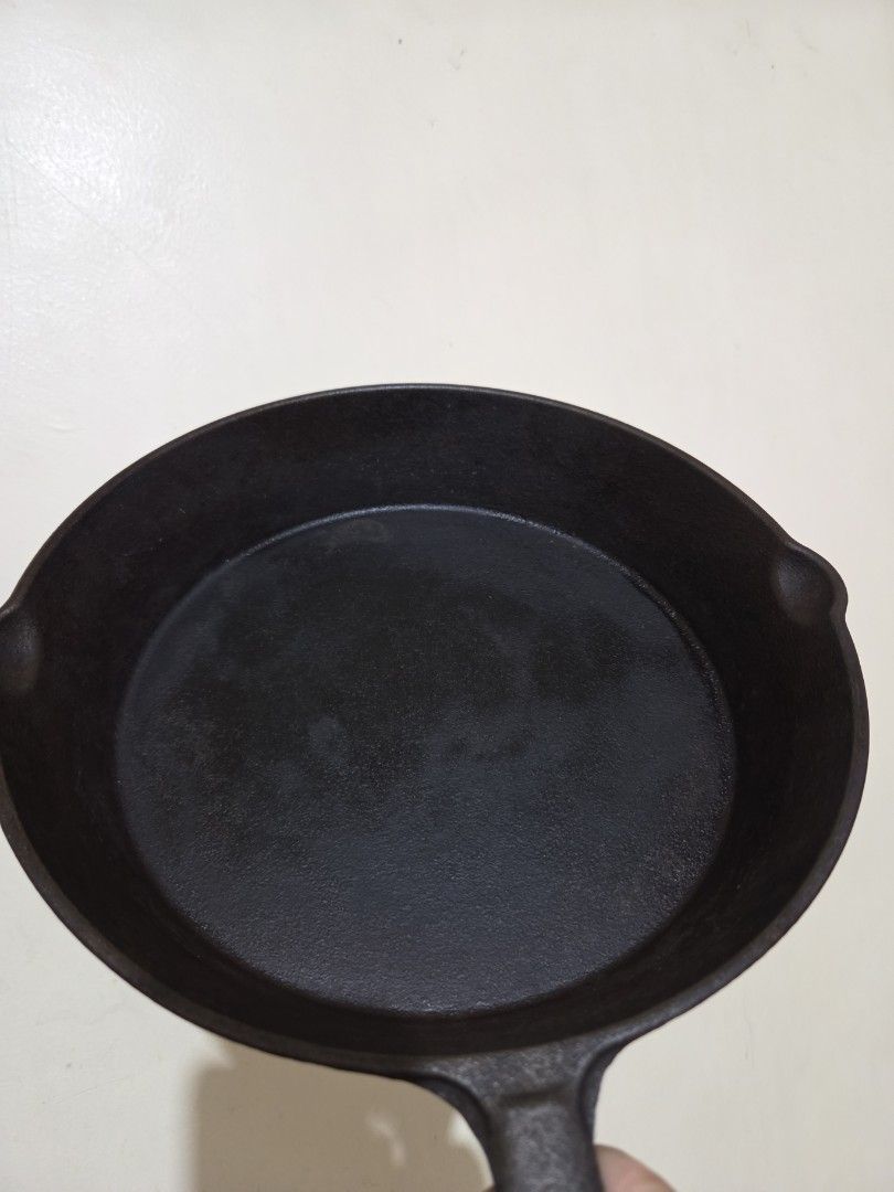 Chef's Classics Cast Iron Frypan 25cm (Category: Cookware & Accessories) located in Pasig City. Submitted by wormy (Listing ID 1453800311, Image 2). Description: - Brand: Chef's Classics - Type: Cast Iron Frypan - Size: 25cm - Material: Durable Cast Iron - Features: Even heat distribution, versatile for various cooking methods. - No rust but might need reseasoning.
