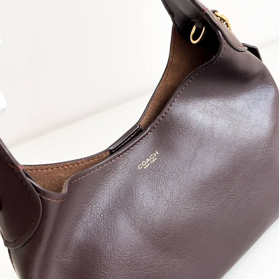 COACH Brooklyn Shoulder Bag 23 in MAPLE BROWN (Category: Luxury Bags & Wallets) located in Las Pinas. Submitted by shopchln (Listing ID 1453777586, Image 3). Description: 📢PLEASE READ BEFORE MAKING AN OFFER -Making an offer/buying this item means you agree to all these terms and conditions. FOR AUTHENTICITY PLEASE READ ➡️ 'FAQs and FACTS regarding our items', https://carousell.app.link/MD5Ku2xFRWb ​✅️Actual Photos & Visual Accuracy -​We take pri