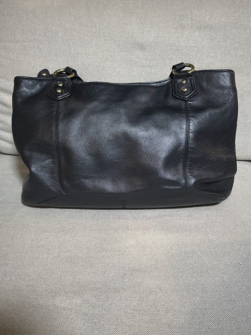 Coach Campbell Carryall Leather Handbag (Category: Luxury Bags & Wallets) located in Quezon City. Submitted by bluebutterflycoffetc (Listing ID 1453766541, Image 2). Description: - Vintage black leather Coach hand/shoulder bag - Spacious interior; one side with slip pockets for organization and the other with zippered pocket for valuables Feel free to ask for more photos!.