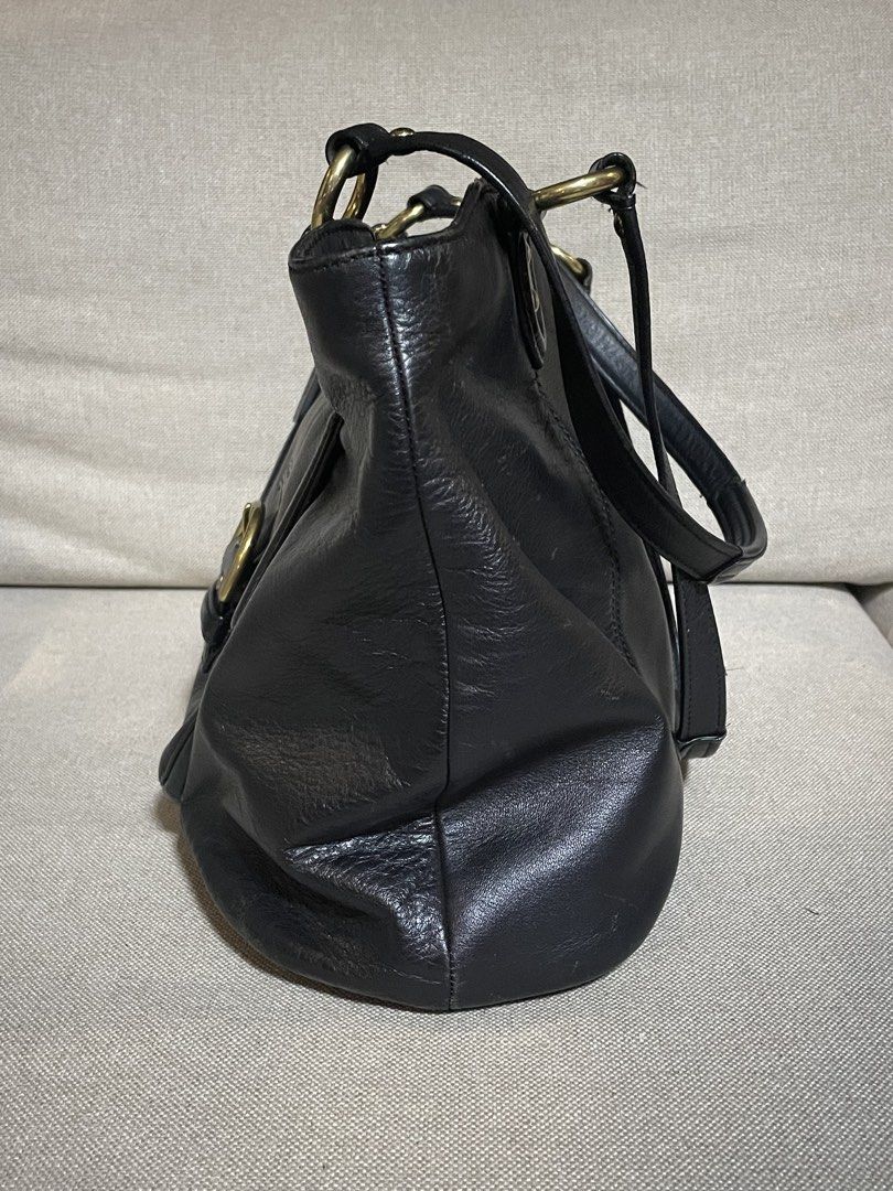 Coach Campbell Carryall Leather Handbag (Category: Luxury Bags & Wallets) located in Quezon City. Submitted by bluebutterflycoffetc (Listing ID 1453766541, Image 3). Description: - Vintage black leather Coach hand/shoulder bag - Spacious interior; one side with slip pockets for organization and the other with zippered pocket for valuables Feel free to ask for more photos!.