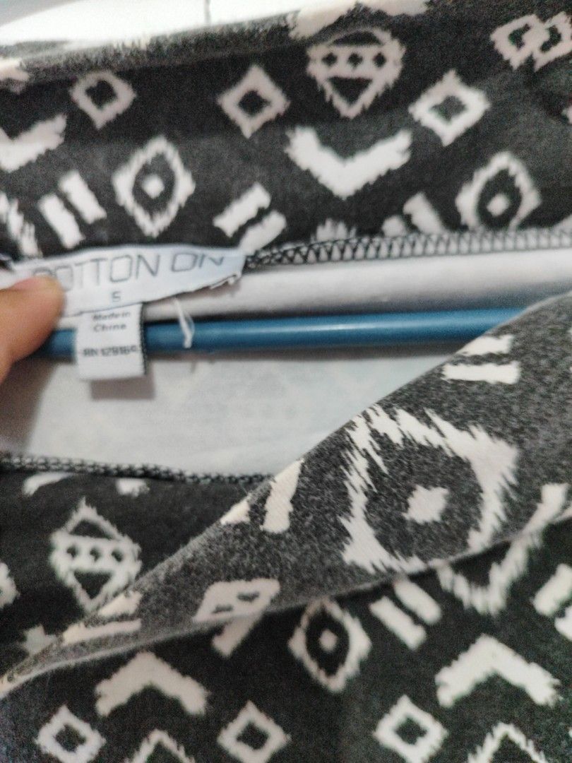 Cotton On T-shirt with Geometric Pattern (Category: Tshirts & Polo Shirts ) located in Cavite. Submitted by marosa0121 (Listing ID 1453623544, Image 3). Description: -atleast buy 1 - Brand: Cotton On - Color: Grey and white geometric pattern - Material: Soft fabric - Fit: Comfortable - Condition: New with tags - Style: Casual wear.