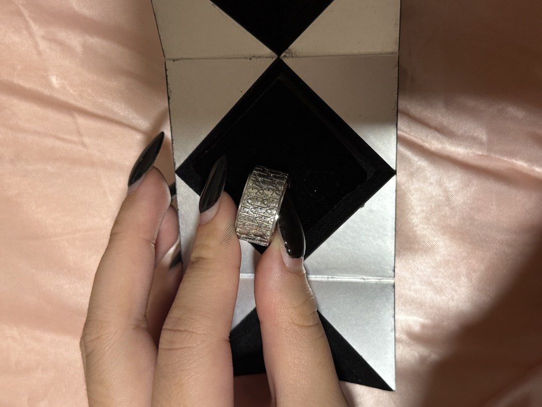 Dior ring (Category: Jewelry) located in Singapore. Submitted by wasuosuspsup (Listing ID 1453788342, Image 1). Description: Got this for someone but well things happen 🤡 authentic, in size m. No invoice already, only the box.
