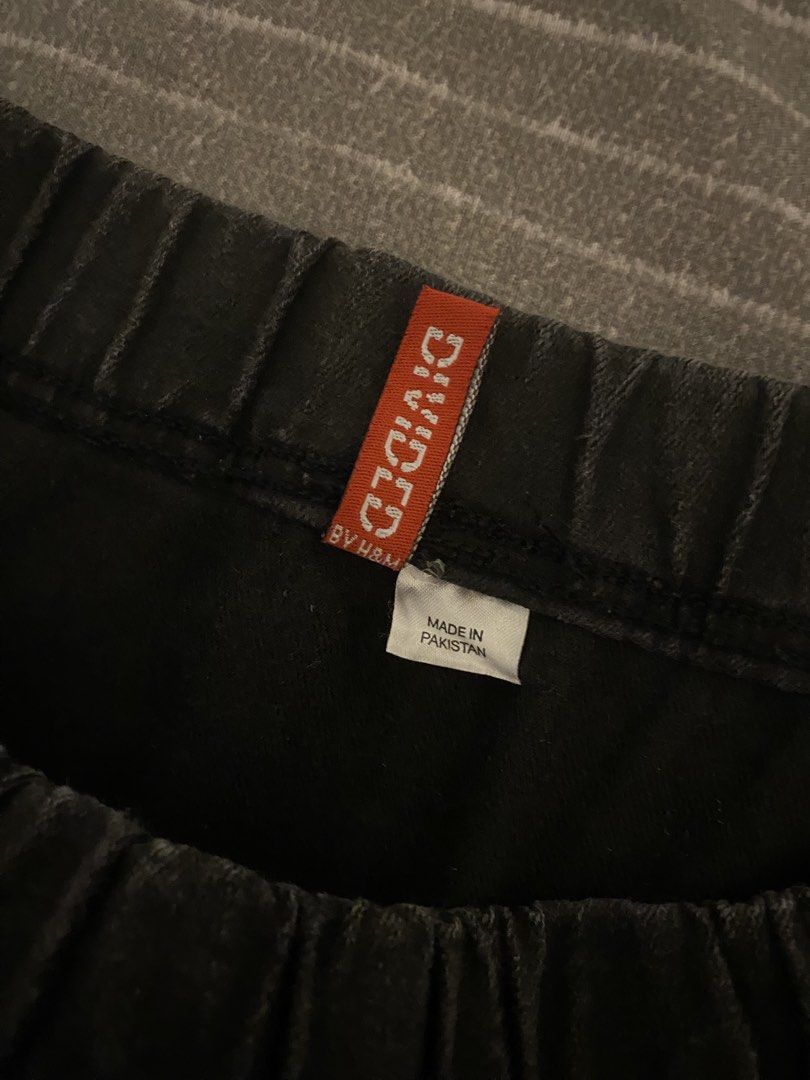 Divided by H&M Black Denim Mini Skirt (Category: Skirts) located in Tanauan. Submitted by rie098 (Listing ID 1453733885, Image 3). Description: - Divided by H&M black denim mini skirt - Comfortable elastic waistband - Versatile and easy to style for casual outfits.