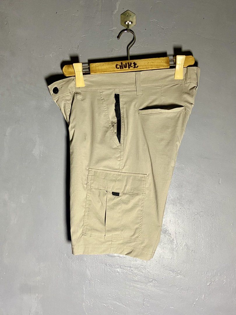 DKNY Men’s Tech Utility Cargo Shorts (Category: Activewear) located in Cabuyao City. Submitted by chukz_x (Listing ID 1453647326, Image 3). Description: DKNY Men’s Tech Utility Cargo Shorts Size : 30 Dimes : 32W 18L 9.5H Condition : Excellent Issue : None Price : 450 📍Cabuyao Laguna.