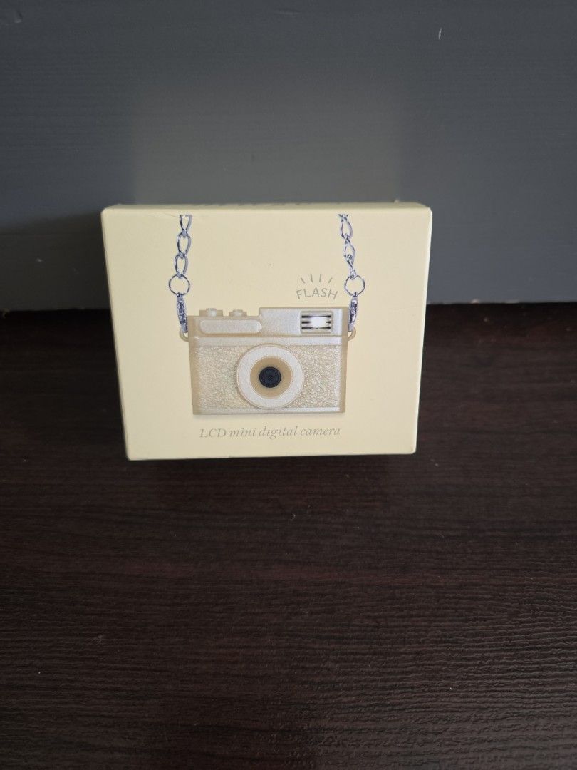 Funclaw Mini Camera (Category: Cameras) located in Singapore. Submitted by lovetoclaw (Listing ID 1453721085, Image 1). Description: Brand new caught from Funclaw Selling at $10 Meet up Yishun only.