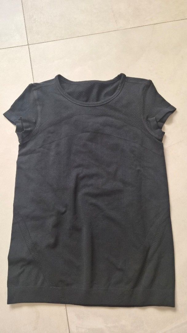 GAP stretch tee （分類：運動服裝）位於 Hong Kong。 由 carriep_555 提交（商品編號 1453650708，圖片 1）。簡介： new Gap stretch tee label was gone special offer $12 dimension refer photos。
