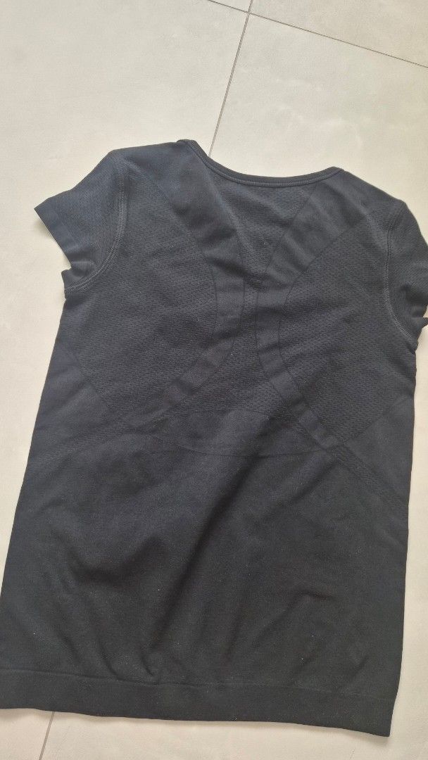 GAP stretch tee （分類：運動服裝）位於 Hong Kong。 由 carriep_555 提交（商品編號 1453650708，圖片 2）。簡介： new Gap stretch tee label was gone special offer $12 dimension refer photos。