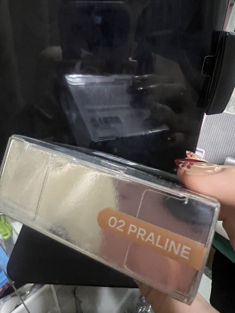 Glad2Glow Cushion Foundation 02 Praline (Category: Makeup) located in Taguig. Submitted by strutstella (Listing ID 1453681753, Image 3). Description: - Glad2Glow Cushion Foundation - Shade: 02 Praline - Comes with a puff - Features a clear compact with a silver mirror finish - Ideal for on-the-go touch-ups - Achieve a radiant, glowy complexion Just watched on skin so puffer is used once na This is not my shade.