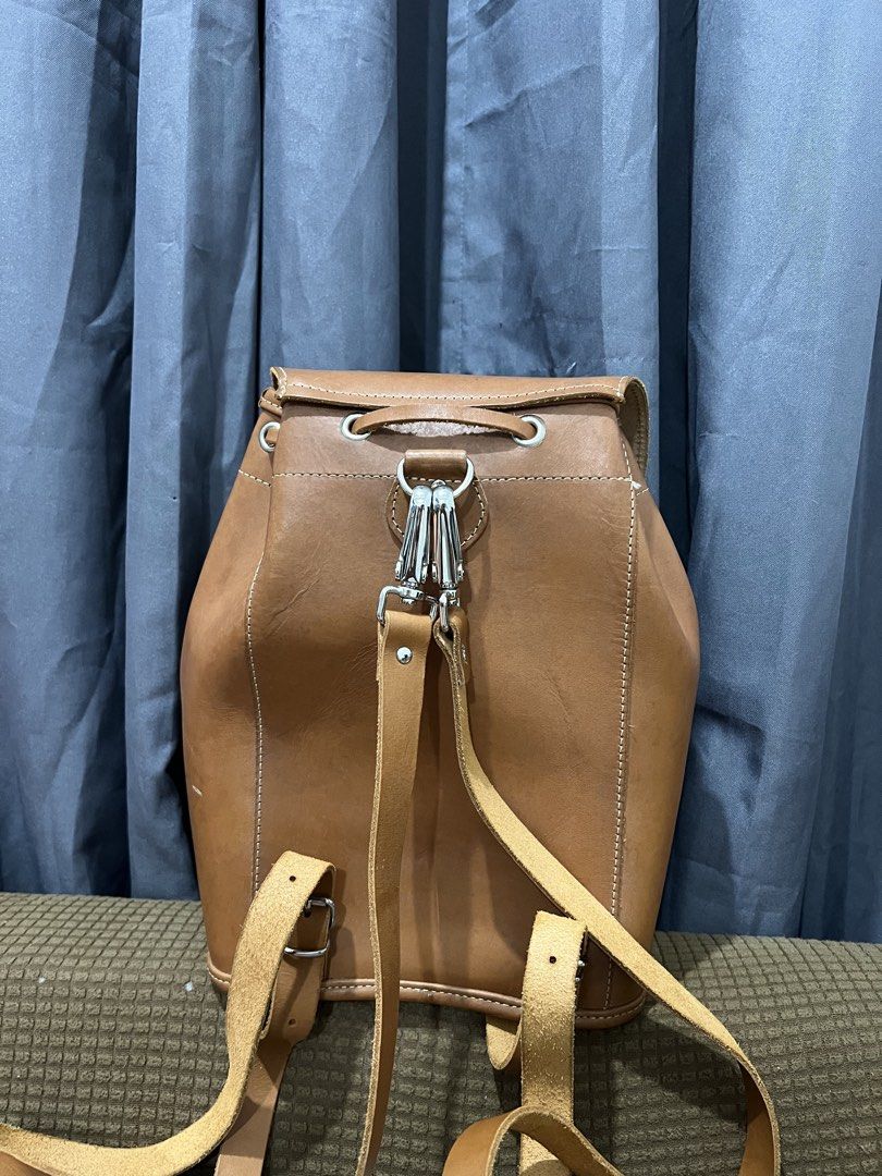 GRAFEA leather bag (Category: Luxury Bags & Wallets) located in Batangas. Submitted by thegudoldays (Listing ID 1453758894, Image 2). Description: GRAFEA leather bag Made in england Overall condition 8.9/10 Leather conditon 9/10 Minimal scratch on left side ₱1250 only.
