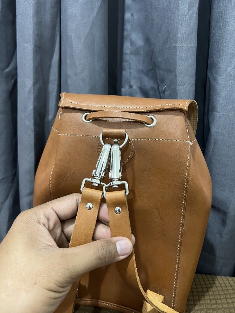 GRAFEA leather bag (Category: Luxury Bags & Wallets) located in Batangas. Submitted by thegudoldays (Listing ID 1453758894, Image 3). Description: GRAFEA leather bag Made in england Overall condition 8.9/10 Leather conditon 9/10 Minimal scratch on left side ₱1250 only.