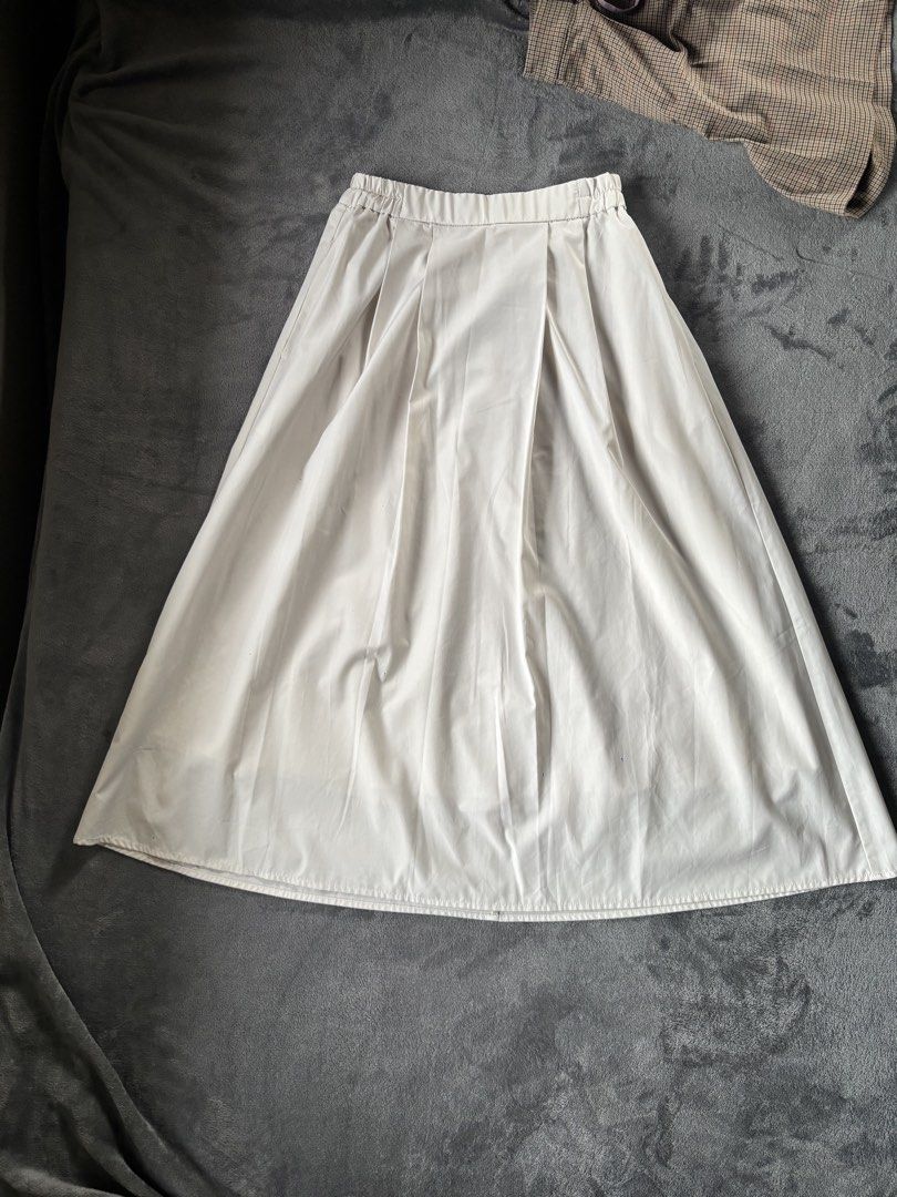 GU Tuck Flared Midi Skirt Size S (Category: Skirts) located in Manila. Submitted by _closetcleanup (Listing ID 1453708566, Image 3). Description: - Cream colored midi skirt from GU - Comfortable elastic waistband - Stylish pleated design - Versatile for casual or dressy occasions - Easy to style.