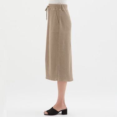 GU Waffle Drawstring Narrow Skirt Size L (Category: Skirts) located in Manila. Submitted by _closetcleanup (Listing ID 1453710203, Image 3). Description: - Comfortable drawstring waist - Stylish front slit - Two convenient side pockets - Ideal for casual everyday outfits.