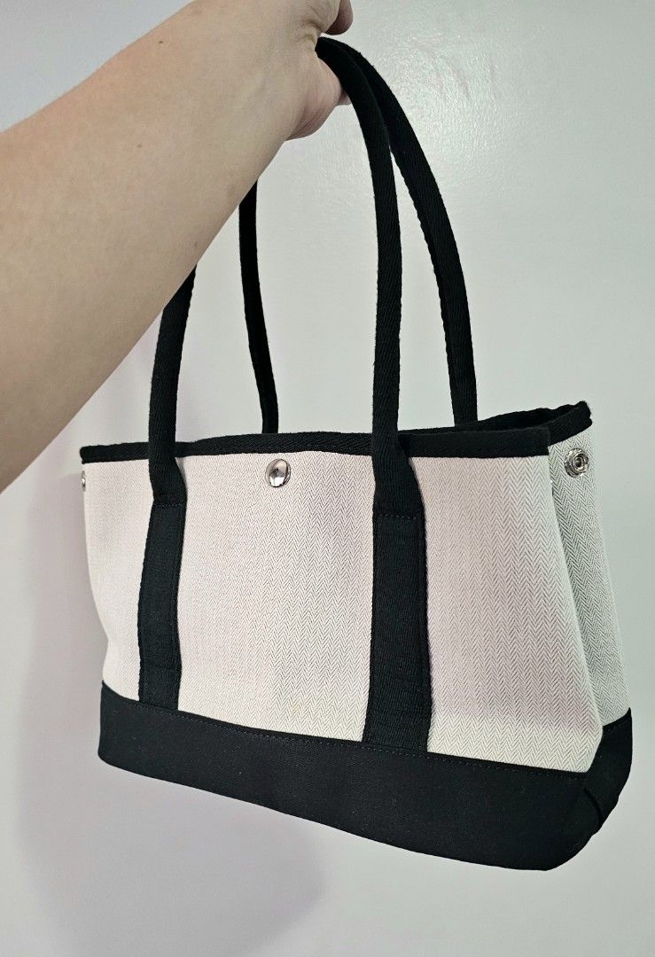 Herm€s Style Canvas hand Bag (Category: Luxury Bags & Wallets) located in Quezon City. Submitted by prettyluvbags (Listing ID 1453634650, Image 2). Description: gwp original used once, pristine condition size: 12x8x5.5 inches no sling selling low 2000+sf.