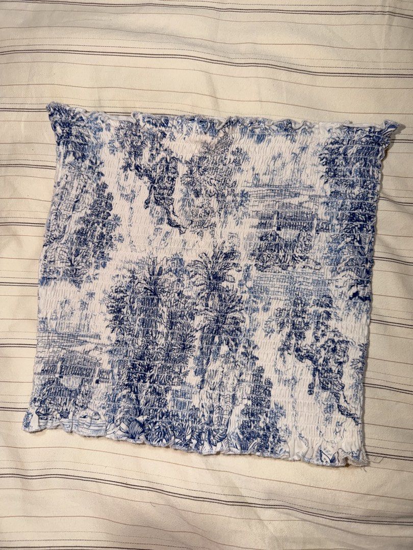 H&M Blue and White Printed Tube Top (Category: Sleeveless) located in Taguig. Submitted by celinesells222 (Listing ID 1453726328, Image 1). Description: H&M Blue and White Printed Tube Top Barely used Smocked/stretchy fabric RFS: wrong size Shipping: LBC Cash on pick up.