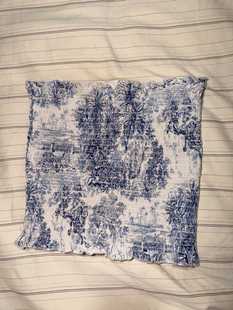 H&M Blue and White Printed Tube Top (Category: Sleeveless) located in Taguig. Submitted by celinesells222 (Listing ID 1453726328, Image 2). Description: H&M Blue and White Printed Tube Top Barely used Smocked/stretchy fabric RFS: wrong size Shipping: LBC Cash on pick up.