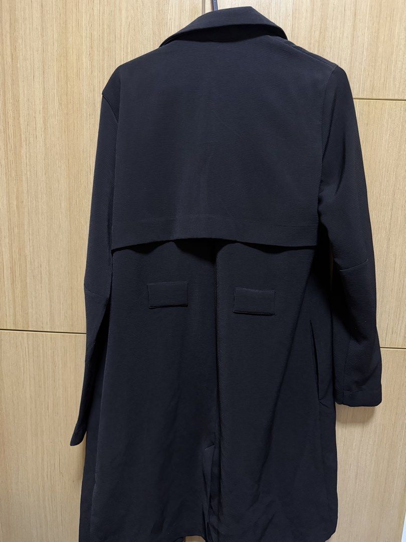 H&M Long Black Coat (Category: Coats, Jackets and Outerwear) located in Mandaluyong City. Submitted by _jdeclutters (Listing ID 1453741444, Image 3). Description: .