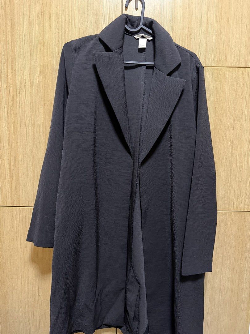 H&M Long Black Coat (Category: Coats, Jackets and Outerwear) located in Mandaluyong City. Submitted by _jdeclutters (Listing ID 1453741444, Image 1). Description: .