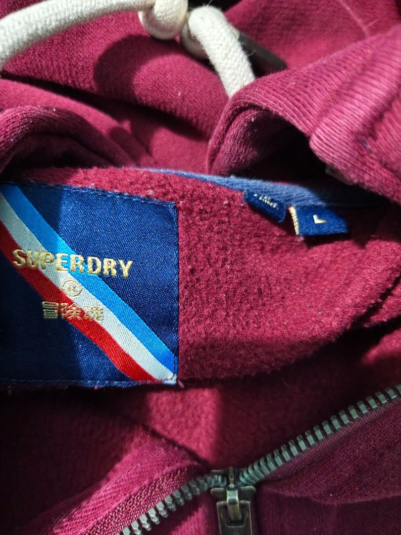 Hoodie zip, jacket. (Category: Coats, Jackets and Outerwear) located in Urdaneta. Submitted by rhan_25 (Listing ID 1453786656, Image 3). Description: This Superdry Track & Field Graphic Zip Hoodie is made from a heavy cotton and polyester blend. The typical fabric specifications for this specific line include: Main Body: 72% Cotton and 28% Polyester (or a similar 60/40 blend depending on the specific seasonal batch). Interior: A soft brushed flee