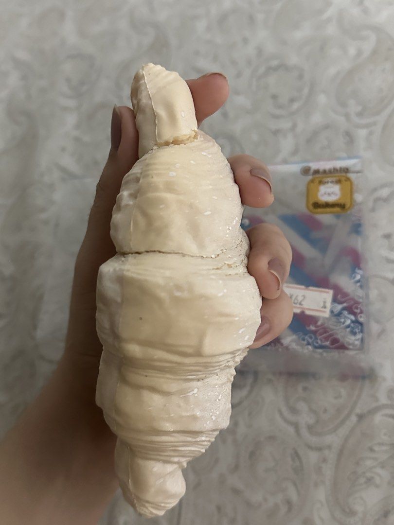 iBloom Authentic Croissant Squishy (Category: Designer & Blind Box Toys) located in Paranaque City. Submitted by vanilleoir (Listing ID 1453725695, Image 3). Description: - Authentic iBloom squishy - "Mashlo Forest Bakery" series - used to have a stronger white chocolate smell - still slow rising - other than the tears its in pretty good condition pls dont ask for extra pics or jnt ONLY LALAMOVE NO EXCEPTION !! NO EXTRA PICS NO WW !! ❕payment FIR