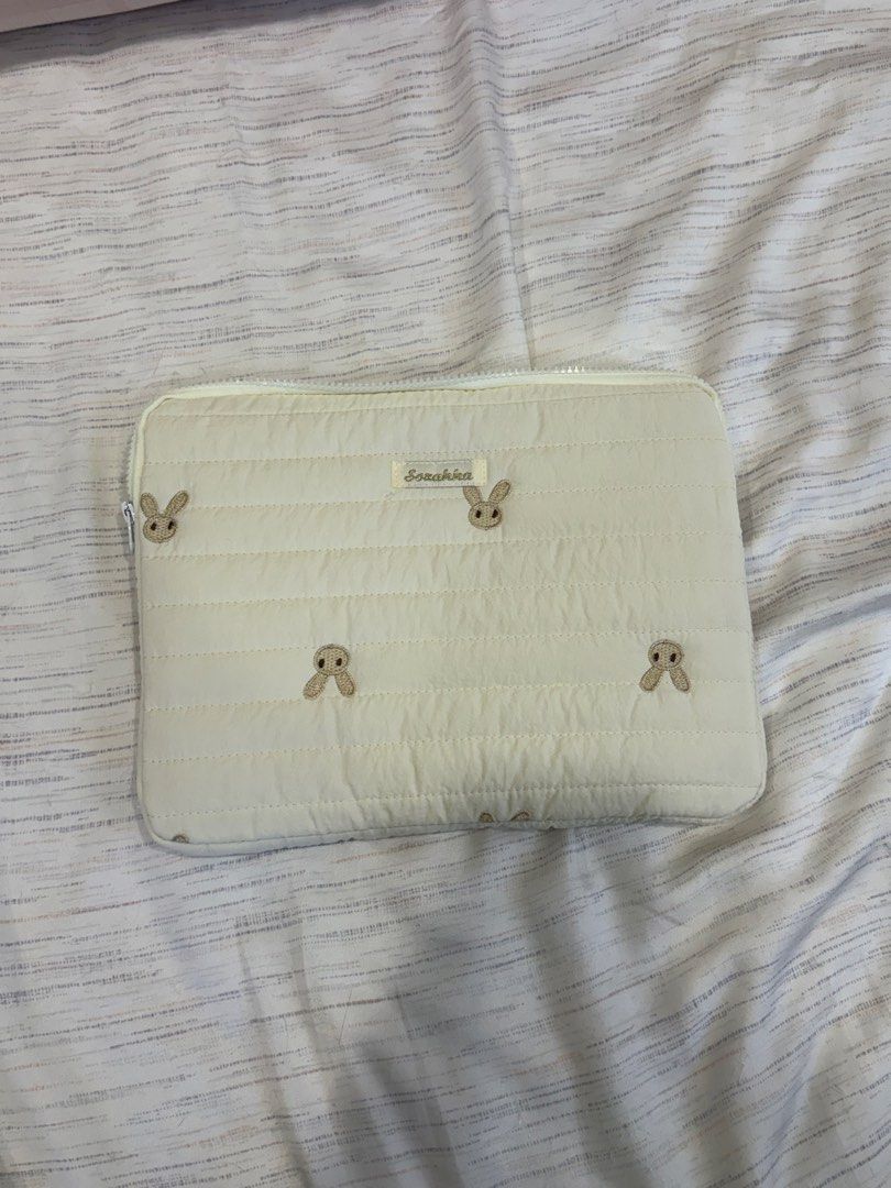 ipad case (Category: Laptop Bags & Sleeves) located in Singapore. Submitted by bubble_teaa (Listing ID 1453707702, Image 1). Description: - brand new - cute design.