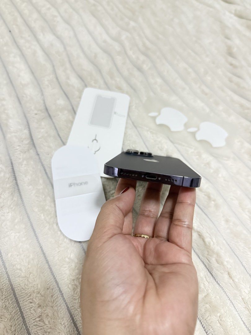 Iphone 14 Pro Max 256gb (Category: iPhone 14 Series) located in Manila. Submitted by allenferna18106 (Listing ID 1453795352, Image 3). Description: 256GB Deep purple 85%bettery health original battery Unit only(no box)Needs a new charger Price is firm already.
