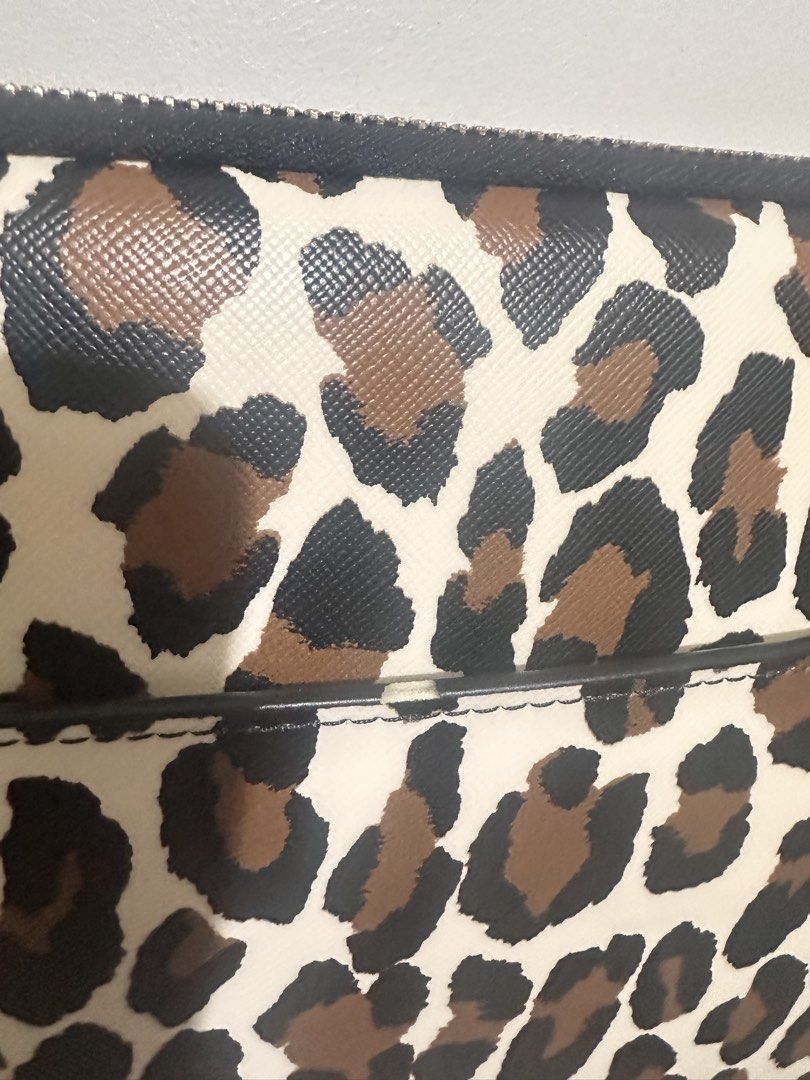Kate spade laptop sleeve 16" (Category: Laptops & Notebooks) located in Tandag. Submitted by kawaiispreloved (Listing ID 1453772328, Image 3). Description: Brand new and unused. May flaw na sya sa back part, pls see photo. Non noticeable naman. free sf.