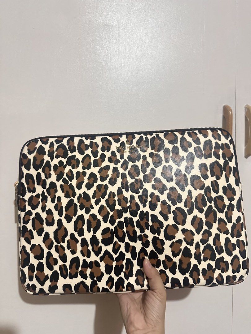 Kate spade laptop sleeve 16" (Category: Laptops & Notebooks) located in Tandag. Submitted by kawaiispreloved (Listing ID 1453772328, Image 1). Description: Brand new and unused. May flaw na sya sa back part, pls see photo. Non noticeable naman. free sf.