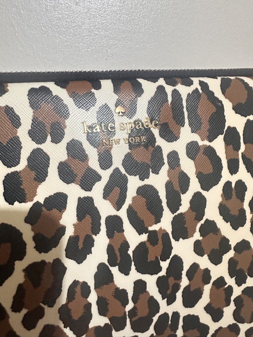 Kate spade laptop sleeve 16" (Category: Laptops & Notebooks) located in Tandag. Submitted by kawaiispreloved (Listing ID 1453772328, Image 2). Description: Brand new and unused. May flaw na sya sa back part, pls see photo. Non noticeable naman. free sf.