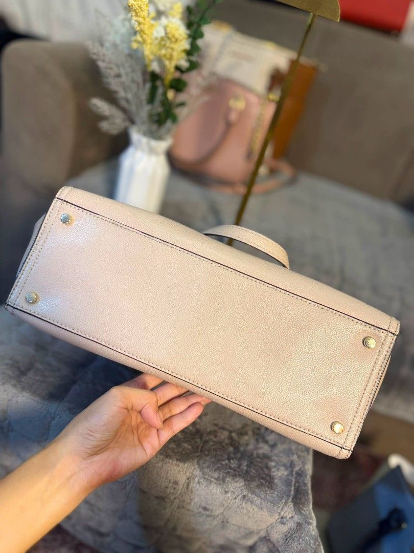 KS Geraldine Large Tote 2way (Category: Luxury Bags & Wallets) located in Manila. Submitted by anngvalle (Listing ID 1453787224, Image 3). Description: KS Geraldine Large Tote 2way In Very good condition, Flaws: last pic Php 3500 Only.