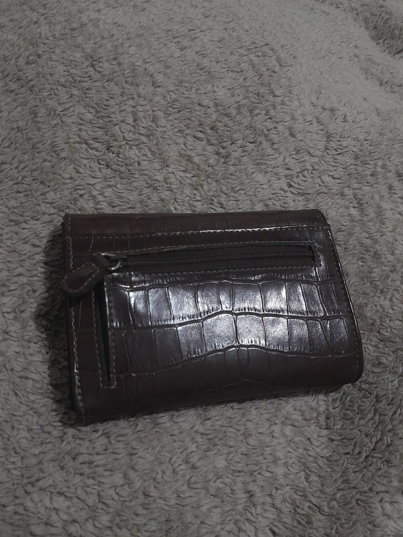 Liz Claiborne Brown Croc Trifold Wallet (Category: Wallets & Card holders) located in Pasig City. Submitted by miffych (Listing ID 1453735264, Image 3). Description: • can fit at least 14–16 cards • slightly nego for sure buyers only • can send more pics, js send a message • slight issue: needs cleaning and may scratches sa metallic logo clasp (see 2nd slide) • rfs: nakatambak lang.