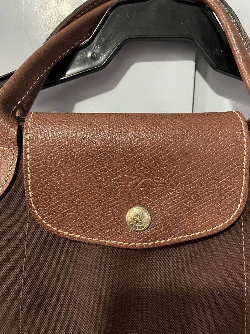 Longchamp le pliage short handle tote bag (Category: Luxury Bags & Wallets) located in San Carlos. Submitted by robithedog (Listing ID 1453638252, Image 3). Description: -authentic longchamp -needs cleaning -bag only.