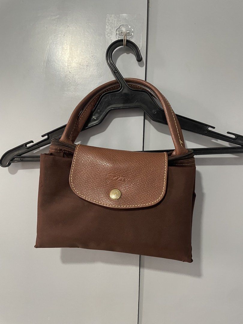 Longchamp le pliage short handle tote bag (Category: Luxury Bags & Wallets) located in San Carlos. Submitted by robithedog (Listing ID 1453638252, Image 2). Description: -authentic longchamp -needs cleaning -bag only.