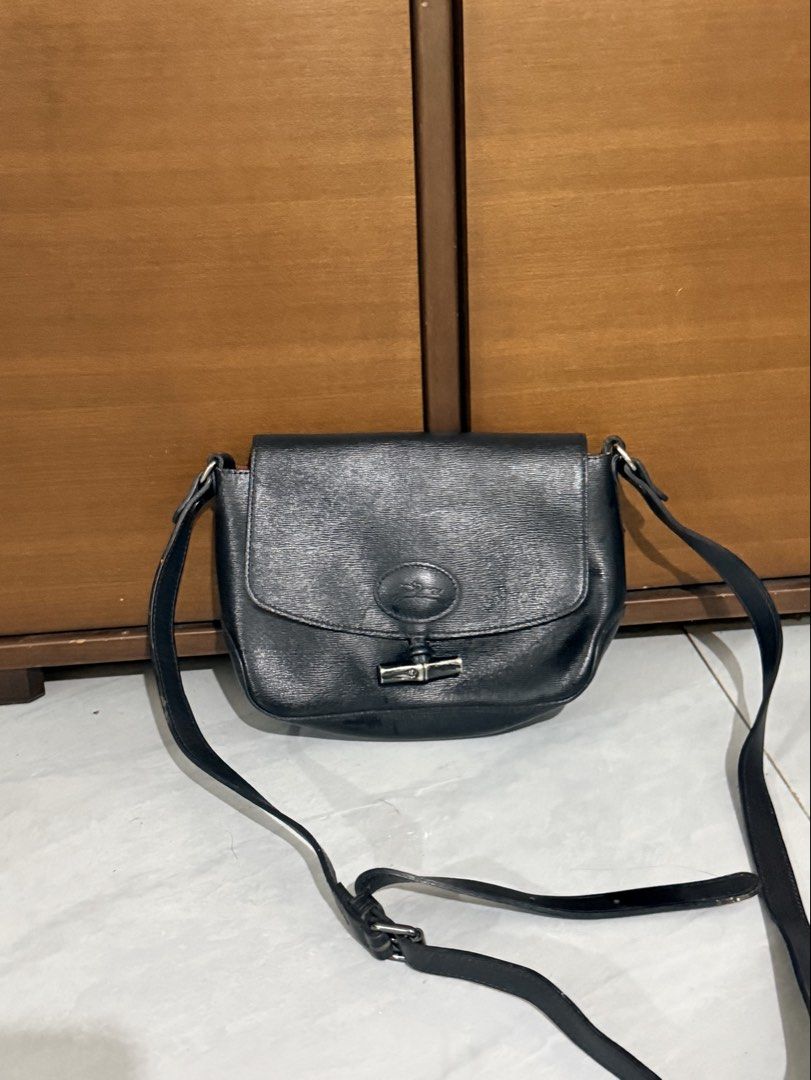 LONGCHAMP ROSEAU CROSS BODY BAG (Category: Cross-body Bags) located in Manila. Submitted by prelovedbyramiah (Listing ID 1453691356, Image 1). Description: Authentic.