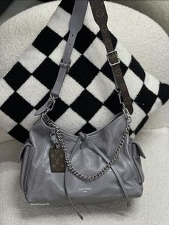 (Category: ) located in . Submitted by neverfull_luxury_sg (Listing ID 1453762919, Image 1). Description: .