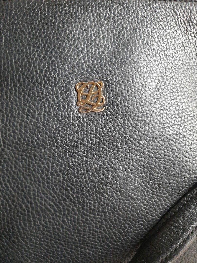 LQ Shoulder bag (Category: Luxury Bags & Wallets) located in Manila. Submitted by eliphalet_983 (Listing ID 1453803204, Image 2). Description: LQ shoulder bag black sign of usage, still good delivery should be shoulder by the buyer salamat po.