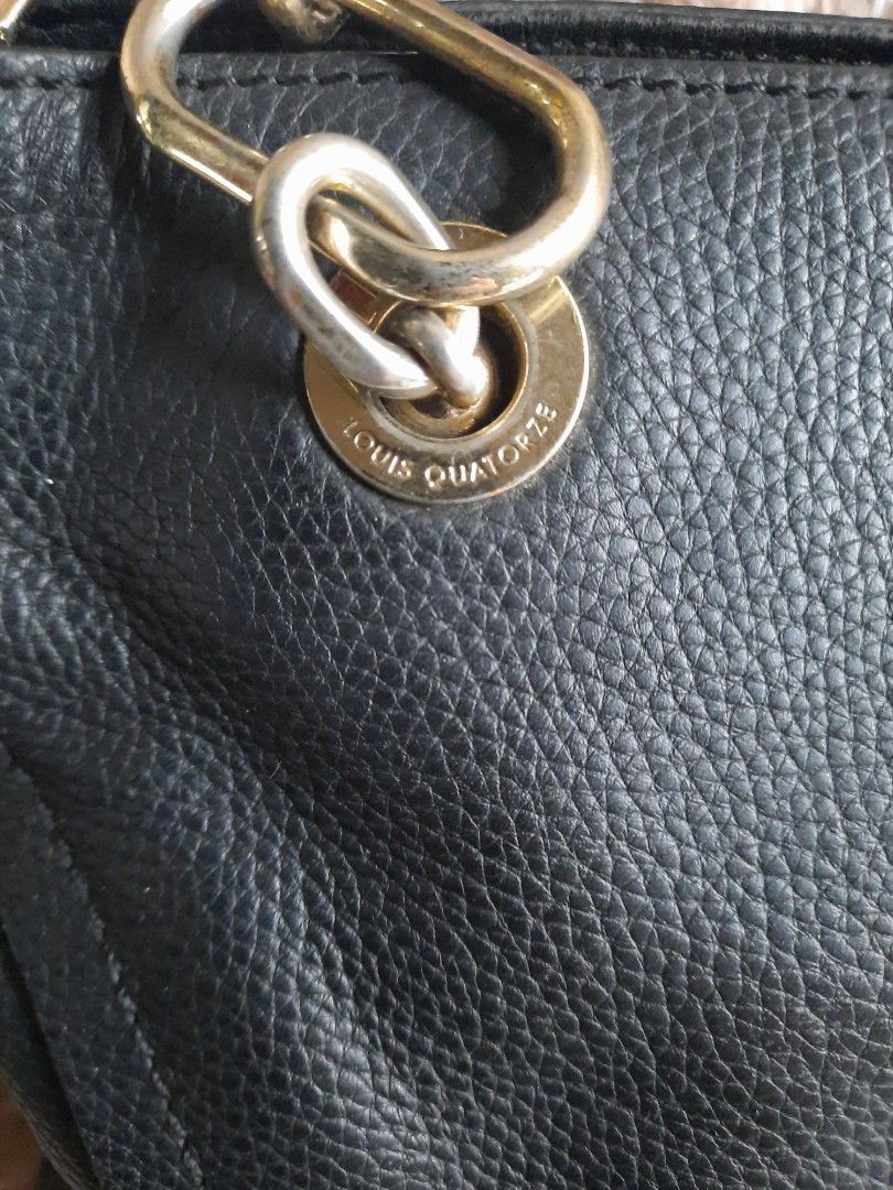 LQ Shoulder bag (Category: Luxury Bags & Wallets) located in Manila. Submitted by eliphalet_983 (Listing ID 1453803204, Image 3). Description: LQ shoulder bag black sign of usage, still good delivery should be shoulder by the buyer salamat po.