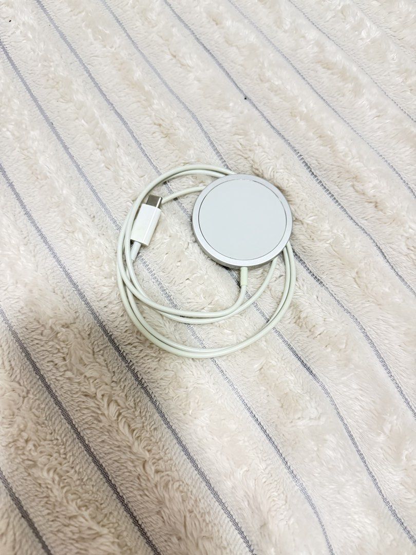 Magsafe Wireless Charger (Category: Chargers & Cables) located in Manila. Submitted by allenferna18106 (Listing ID 1453794232, Image 1). Description: 💯Authentic.
