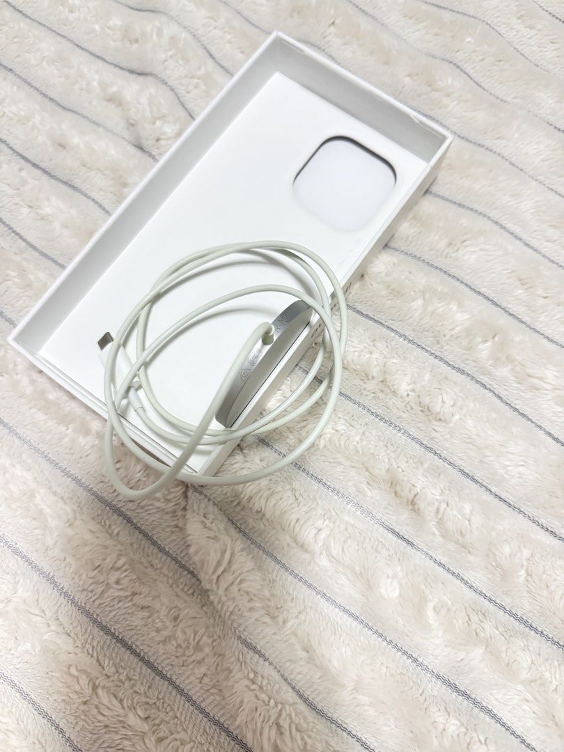 Magsafe Wireless Charger (Category: Chargers & Cables) located in Manila. Submitted by allenferna18106 (Listing ID 1453794232, Image 2). Description: 💯Authentic.