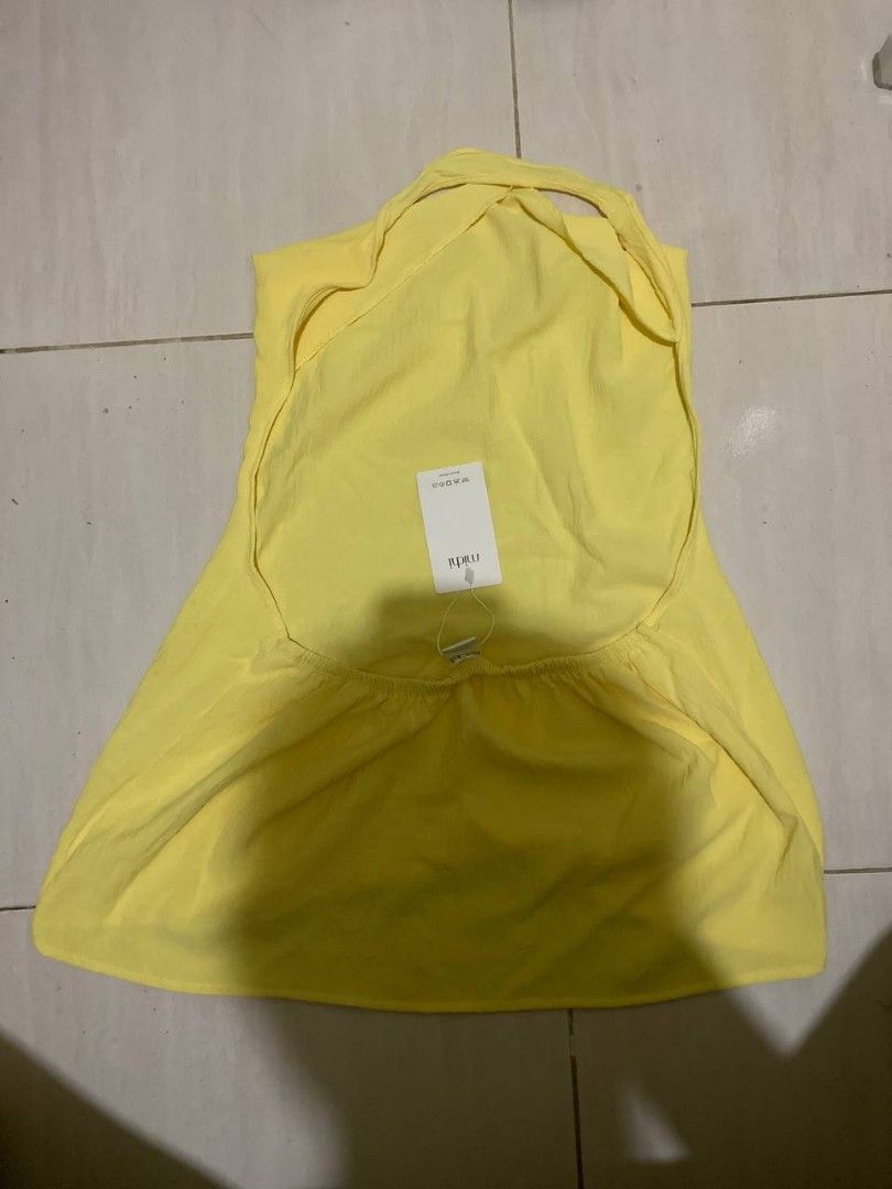 MICHI lemon halter top (Category: Sleeveless) located in Liloan. Submitted by jonahmayaa (Listing ID 1453722782, Image 2). Description: - brand new - have also olive color - never been worn - backless - hang tag still attached - size L-XL - comes in original packaging - original price: Php 158 rfs: wrong size location: liloan, cebu mop: gcash/maribank mod: j&t ( sf shouldered by buyer) meet up: sm city cebu.