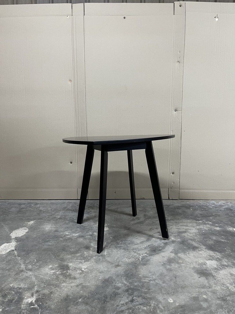 Model Dining Table (Category: Tables & Sets) located in Batu Pahat. Submitted by aphomehighspec.3474 (Listing ID 1453672558, Image 3). Description: H760 x W920 x L920 Full Set Solid Wood.