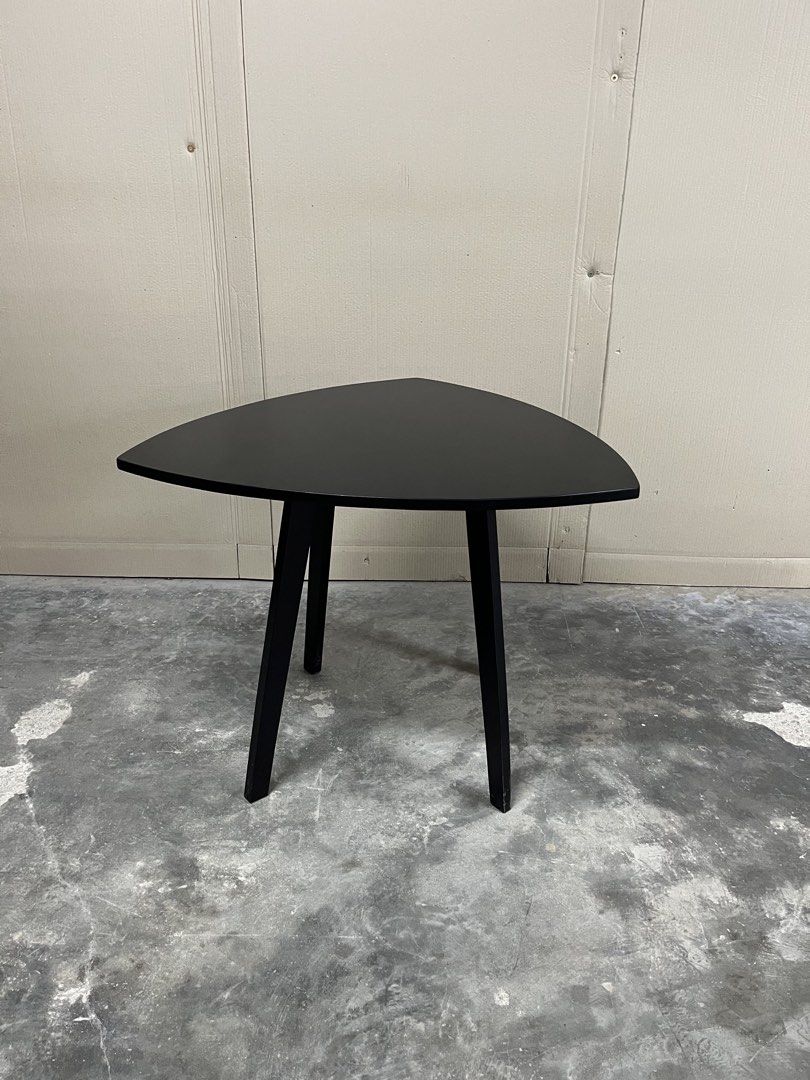 Model Dining Table (Category: Tables & Sets) located in Batu Pahat. Submitted by aphomehighspec.3474 (Listing ID 1453672558, Image 2). Description: H760 x W920 x L920 Full Set Solid Wood.